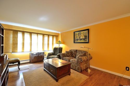 206 Farber Dr, Babylon, NY 11704-5143