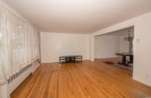 433 Main St, Babylon, NY 11702-3005