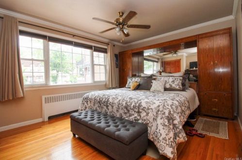 2542 Bouck Ave, Bronx NY 10469-5710 exterior