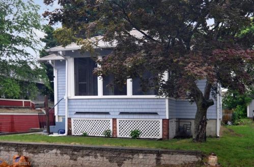 28 Warner St, Woonsocket, RI 02895-1136