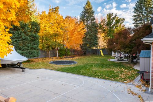 8029 Hunters Mdw Cir, Sandy UT 84093-6289 exterior