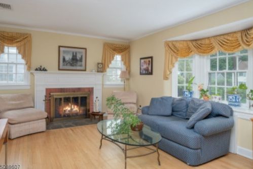 13 Crescent Rd, Livingston, NJ 07039-3729