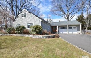 116 Dunlop Rd, Hunt, NY 11743-3934