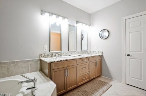 402 Turlington Ct, Livingston NJ exterior