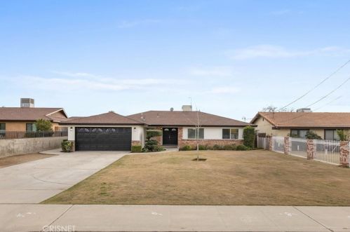8003 Mills Dr, Bakersfield, CA 93306-6011