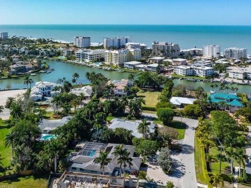 300 Hawser Ln, Naples, FL 34102-5031