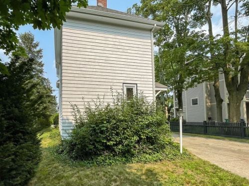 323 Nevada St, Newton MA 02460-1466 exterior