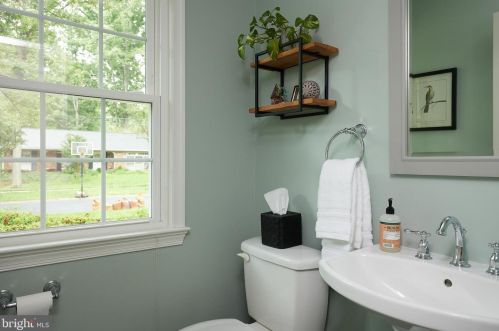 629 Goldsborough Dr, Rockville MD 20850-1905 exterior