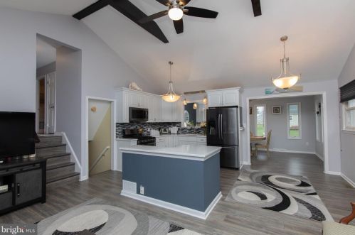 18 Trinity Ln, Blenheim NJ exterior