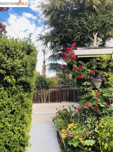 1210 Bentley St, Concord CA 94518-3814 exterior