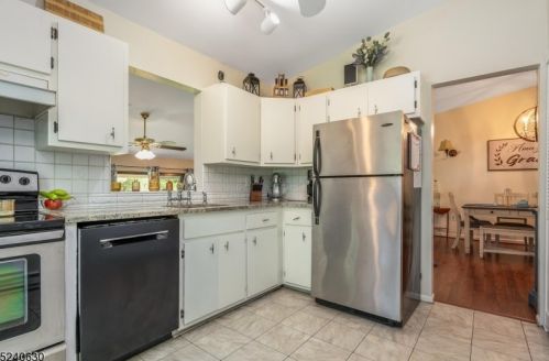 15 Hillside Ct, Clinton NJ 08809-1136 exterior