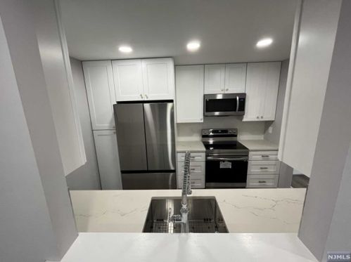 18 Massa Ln, Edgewater NJ exterior