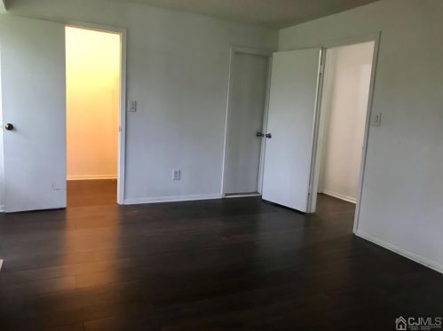 10 Park Gate Dr, Edison NJ 08820-4025 exterior