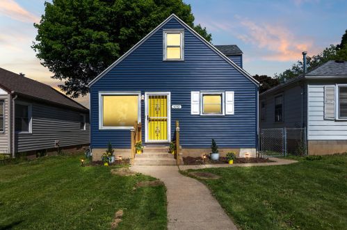 5052 28th St, Milwaukee, WI 53221-3469