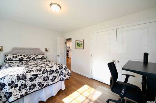 19 Livingston St, Huntington Station NY 11746-4026 exterior