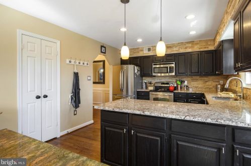 7312 Mallory Cir, Alexandria VA 22315-4704 exterior