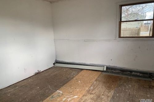 39 Ash St, Central Islip NY 11722-3828 exterior