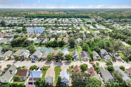 279 Leawood Cir, Naples FL 34104-4133 exterior