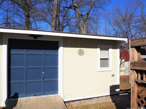 94 Hawthorne St, Manchester CT 06042-3021 exterior