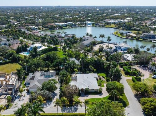 300 Hawser Ln, Naples FL 34102-5030 exterior