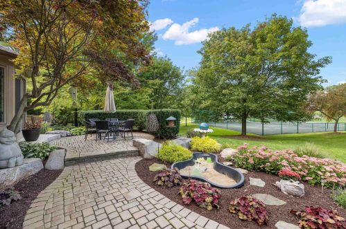 1039 Bloomview Cir, Rochester MI 48307-1728 exterior