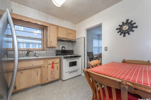 131 Bucknell Rd, Valley Stream NY 11580-5329 exterior