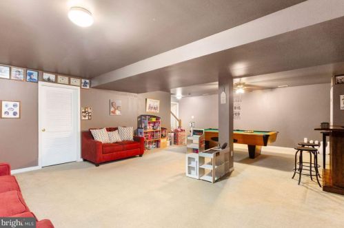 37 Louvain Dr, Hanover PA 17331-8696 exterior