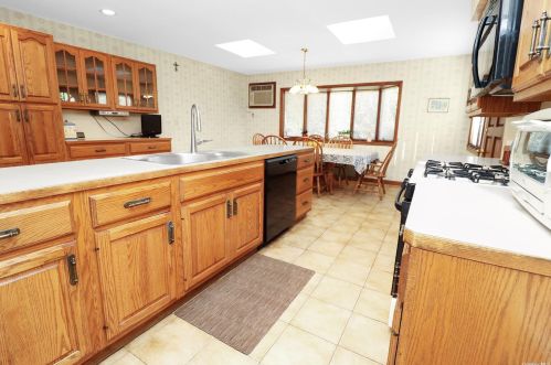 8 Birchwood Dr, Valley Stream NY 11580-1908 exterior