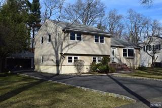 51 Jay Dr, Paramus NJ  07652-2319 exterior