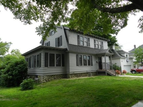 6 Perrot St, Worcester, MA 01602-2931