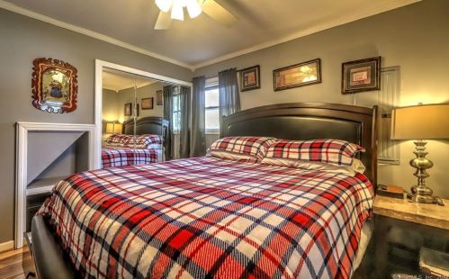 10 Cornflower Dr, Milford CT 06460-6974 exterior