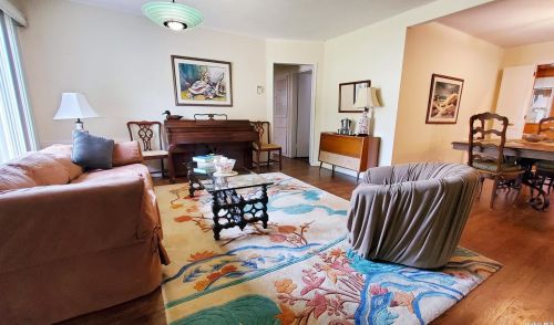 25 Forest Rd, Valley Stream, NY 11581-2430