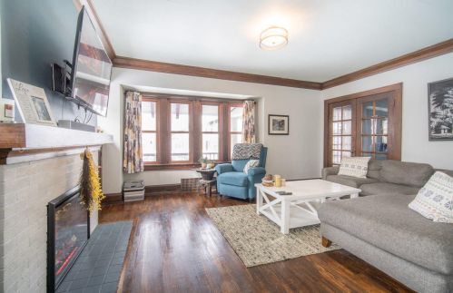 3146 49th St, Milwaukee, WI 53219-4636