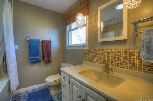 18 Comstock Ave, Uncasville CT 06382-2603 exterior