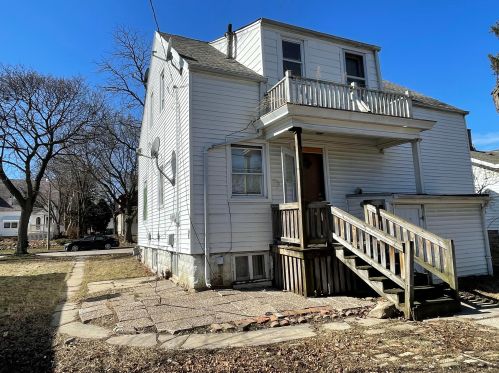 5686 37th St, Milwaukee, WI 53209-4014