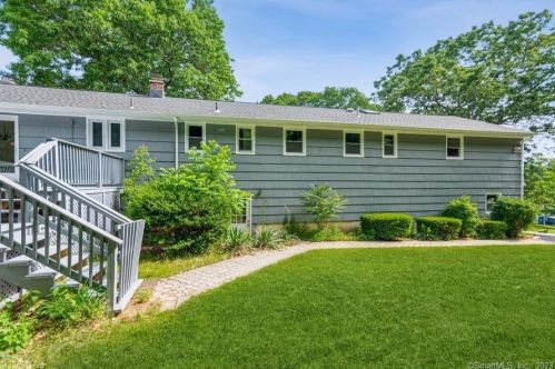 11 Colonial Dr, North Haven CT 06473-1238 exterior