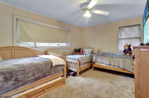 3 Sunrise Ave, Bloomingdale NJ 07403-1323 exterior