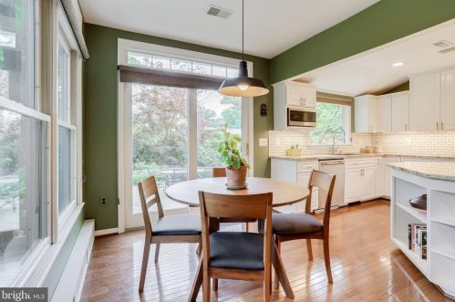 8909 Linton Ln, Alexandria VA 22308-2438 exterior