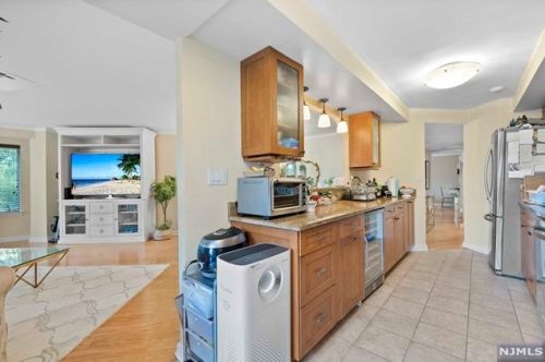 305 Williams Ct, Edgewater NJ 07020-1613 exterior