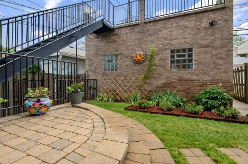 1523 School St, Chicago IL 60657-2121 exterior