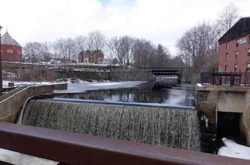 6 Bay Rd, Newmarket NH 03857-1702 exterior