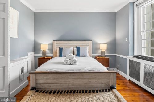 337 6th St, Philadelphia PA  19106-4138 exterior