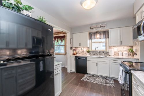 6957 Verona Ct, Milwaukee WI 53227-4429 exterior