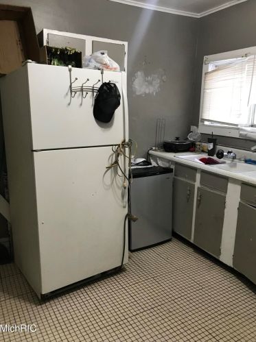 2513 Sanford St, Meskegon MI 49444-1445 exterior