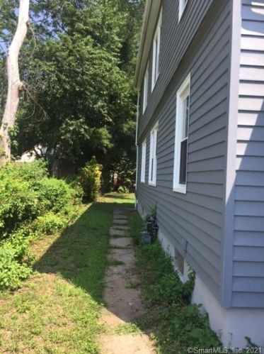 224 Burnside Ave, Hartford CT 06108-2710 exterior