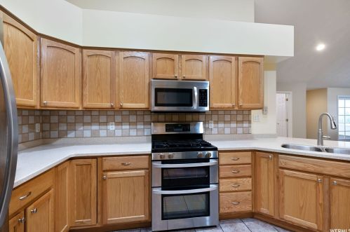 2088 Jordan Villa Dr, Taylorsville UT 84088-6703 exterior