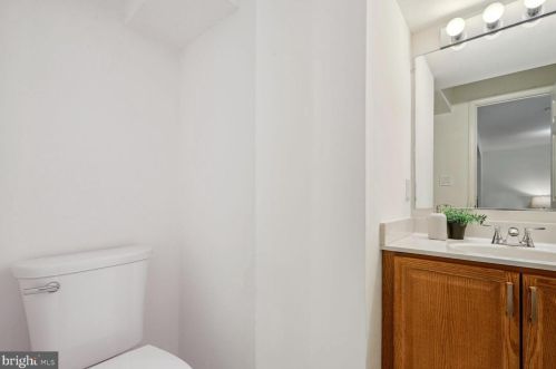 7433 Dunnington Pl, Alexandria VA  22315-5248 exterior