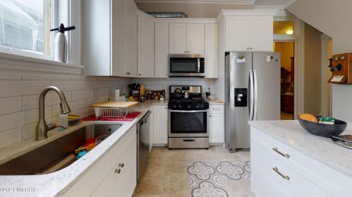 326 Cherry St, Grand Rapids MI 49503-4610 exterior