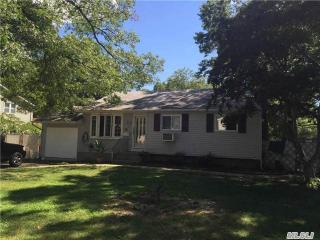 10 Willow St, Pine Air, NY 11717-8206