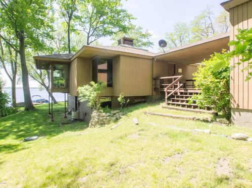 300 Cir Dr, Meskegon MI 49445-2712 exterior